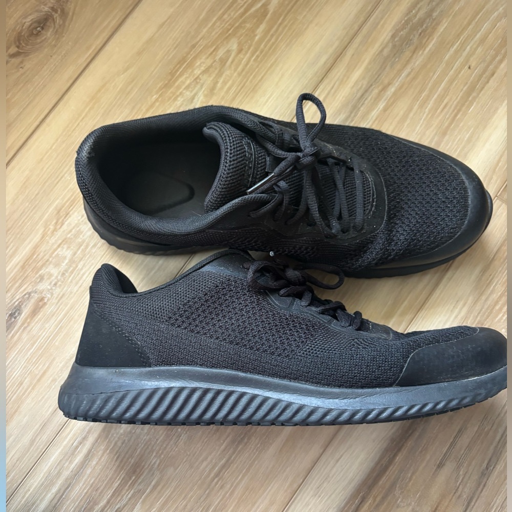 Tredsafe black shoes mens size 11.5. Barely worn. Excellent condition.